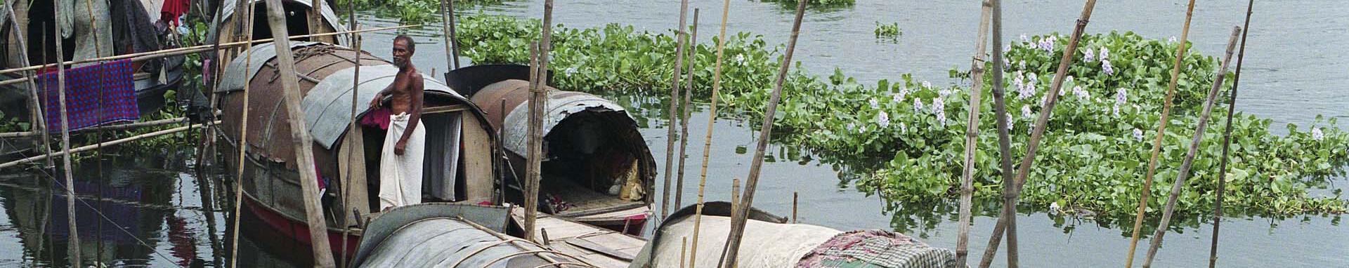 World Bank Photo Collection House boats along the river Bangladesh. Photo: Scott Wallace / World Bank