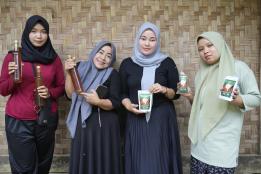 Women posing with homey for Indonesia’s Forest Bounty